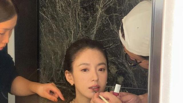 한효주 반짝 드레스도 완벽 소화…귀여운 미소