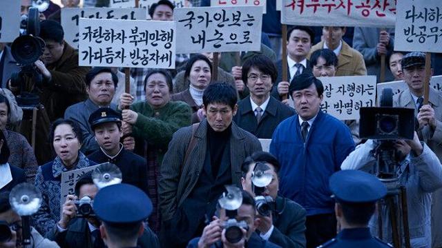 [N컷] '30회 부산국제영화제'서 베일 벗은 '굿뉴스', 10장 사진에 담긴 설경구·홍경·류승범