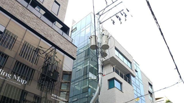 QWER 사옥 앞 트럭시위중 ㅋㅋㅋㅋ