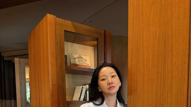장윤주, ENA 드라마 ‘착한 여자 부세미’ 앞두고 보여준 블루 셔츠와 슬릿 스커트로 완성한 모던 시크
