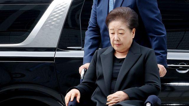 통일교 한학자 총재 휠체어 타고 구속심사 출석…'묵묵부답'