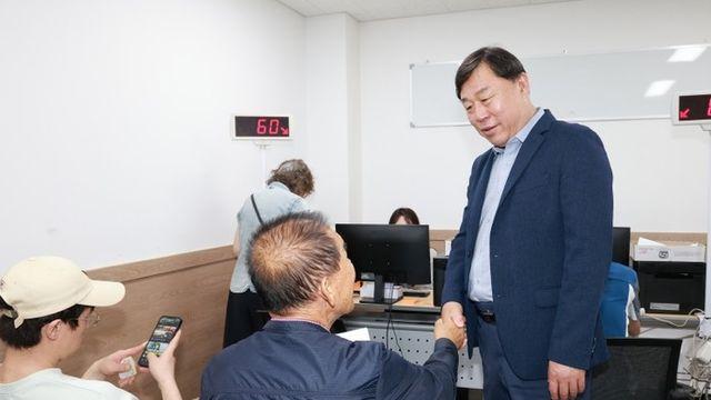 ‘민생 회복 소비 쿠폰 2차 지급’첫 날 김종훈 동구청장 지급처 현장 방문