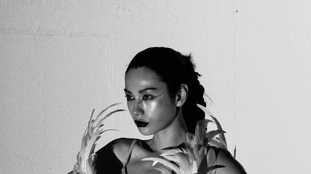 나나, 흑백 속 페더 코르셋으로 드러낸 강렬한 카리스마