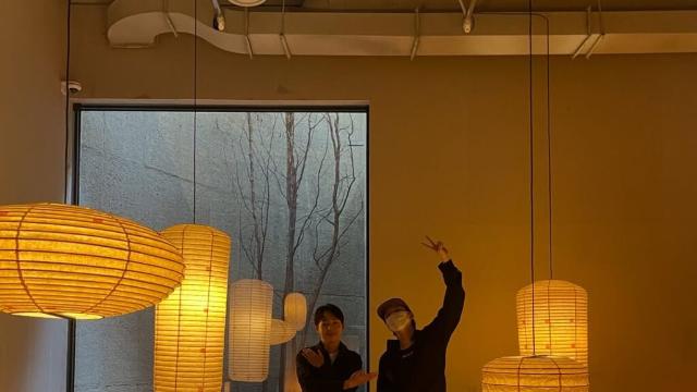 BTS 제이홉과 퍼렐을 사로잡은 작가는?