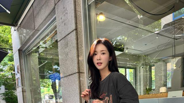 '다이아 출신' 조승희, 이러쿵 저러쿵 고민 없는 카페룩… 시선 강탈 '샌들 부츠'