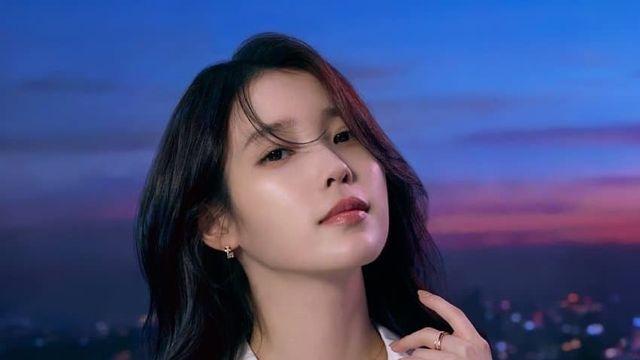 제이에스티나 오늘자 아이유 포스터