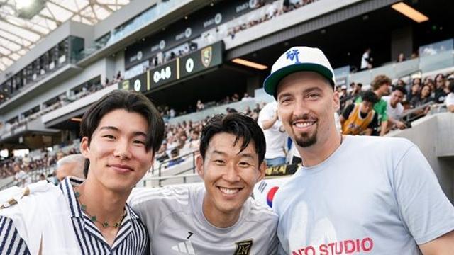 韓 야구-축구 간판 만났다! LAFC 손흥민+LAD 김혜성 훈훈한 어깨동무…유니폼 선물 받고 기념 촬영까지