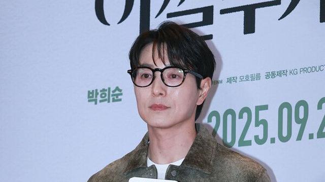 [NC포토] 정성일, 안경으로 더한 멋짐