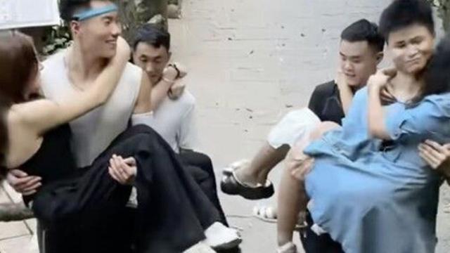 근육질 남성이 여성 안고 등산…中 '등반 동행' 서비스 논란