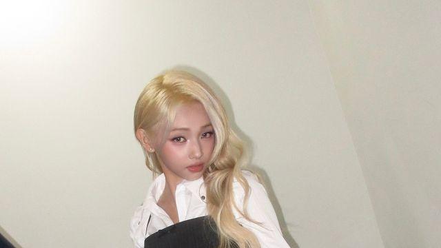 유니스 젤리당카, 핀스트라이프 원피스와 화이트 셔츠의 '갓벽' 조합