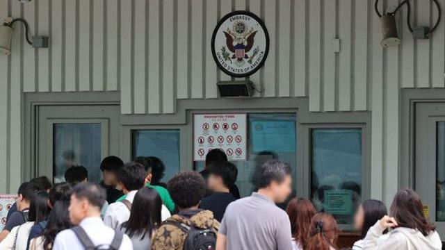 트럼프, H-1B 비자 수수료 10만 달러 부과…인도 사회 ‘충격’