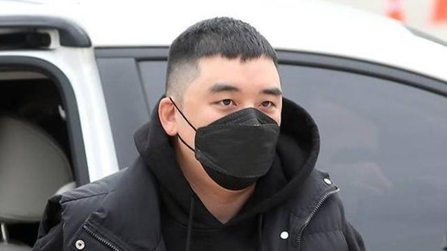 '전과자' 승리, 살찌고 배 나온 채 '사업' 냄새 풍겨…