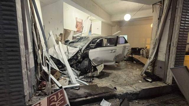 춘천서 음주 차량이 음식점으로 돌진…운전자·동승자 부상