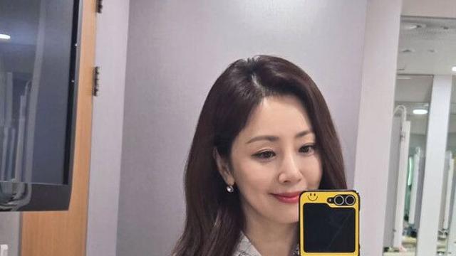 '25년 열애' 오나라 화사한 미소…나이 무색한 미모