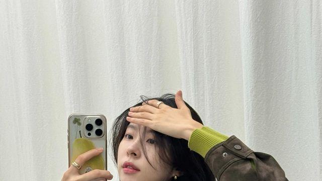 서은수, 칙칙한 카키는 옛말! 소매 사이 '라임 니트' 슬쩍 보여주는 고단수 레이어링 스킬