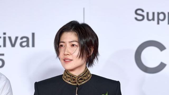심은경, 흔한 드레스 NO…부국제 뜨겁게 달군 '왕자님 룩'