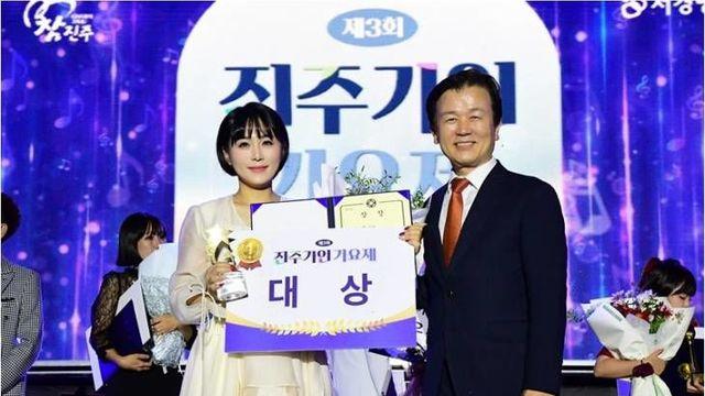 황인아, '2025 진주가인가요제' 대상…특별 무대 눈길