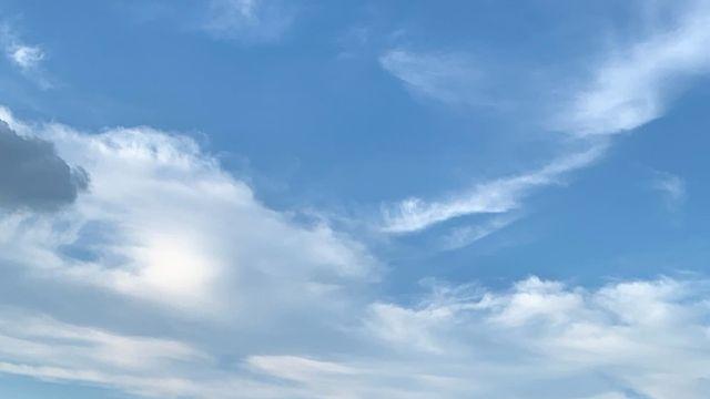 한강 위 ‘만찢남’ 변우석, 화이트 셔츠 하나로 끝낸 도시 감성