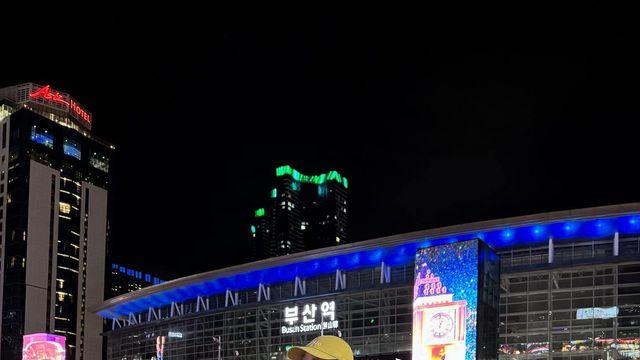 '얼굴' 한지현, 올리브 그린 후드로 완성한 부산역 캐주얼룩