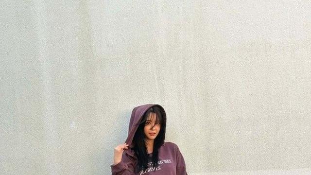 권나라, 보라색 후드티에 초미니 팬츠…‘모델 포스’ 명품 각선미 과시
