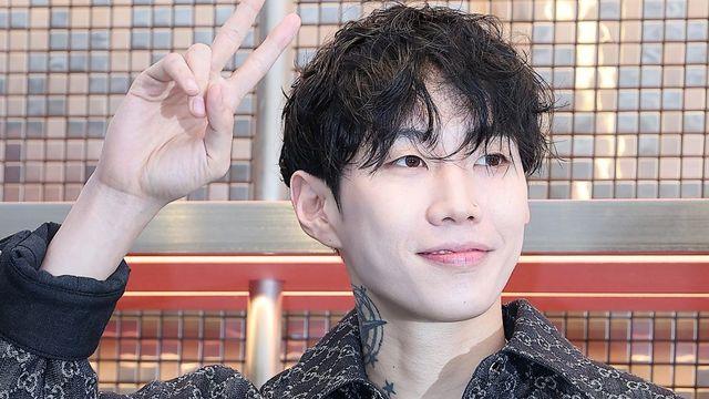 박재범 1호 아이돌, 정식 데뷔도 전에 '손가락 욕' 논란 시끌 (+사진)