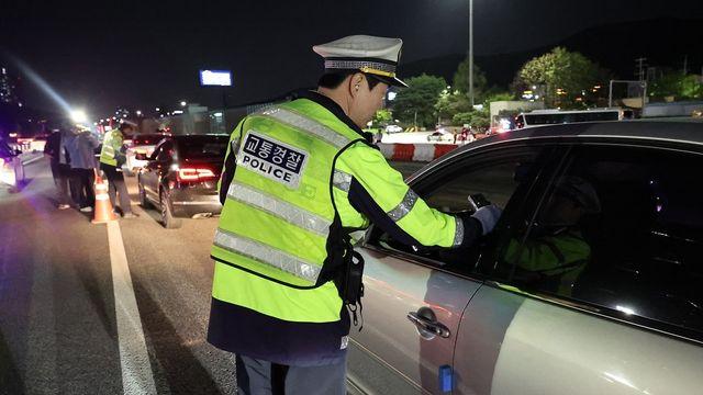 165만 유튜버, 서울서 음주운전…차 버리고 도망가다 현행범 체포