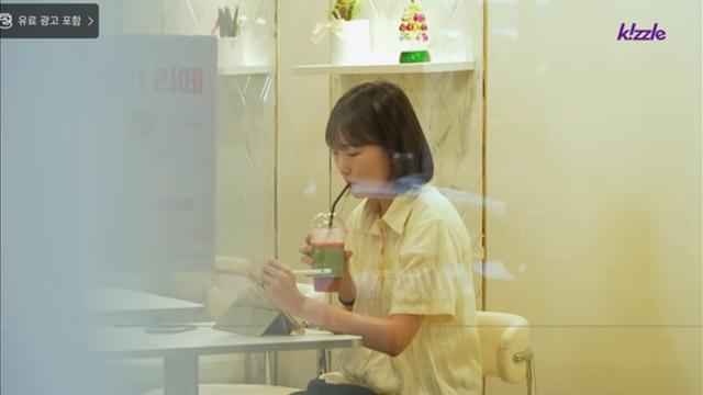 잘생긴 남자들이 유리창 너머로 인사한다면?