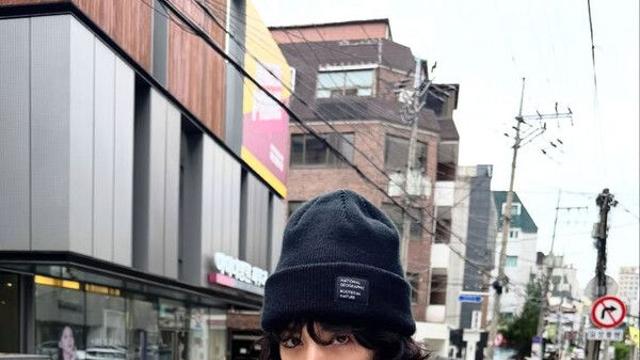 나나 골목서도 화보처럼…비니 완벽 소화