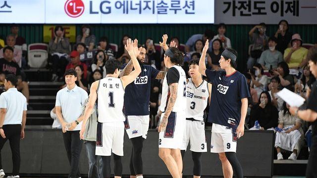 '우승 후보' KCC의 시범경기 2연패, 실력일까 트릭일까