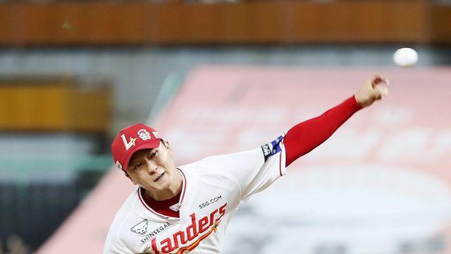 김건우, 5⅓이닝 무실점 12K…SSG, KIA 꺾고 '3위 굳히기'