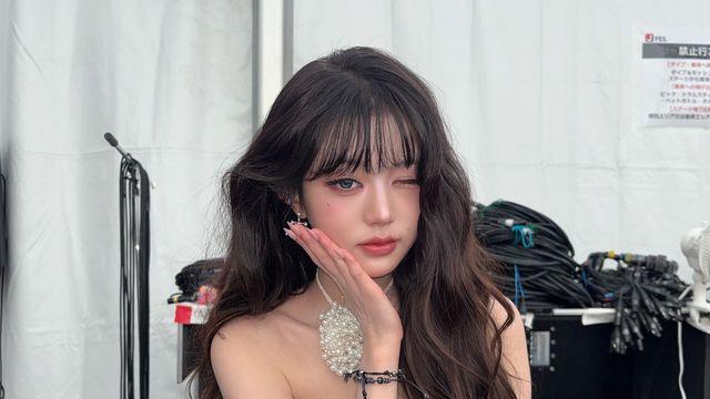 여름 작별을 앞둔 장원영의 오프숄더 드레스룩
