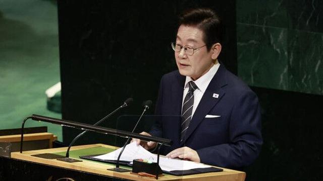 李, '평화' 24번·'민주주의' 12번 언급…北 자리 바라보며