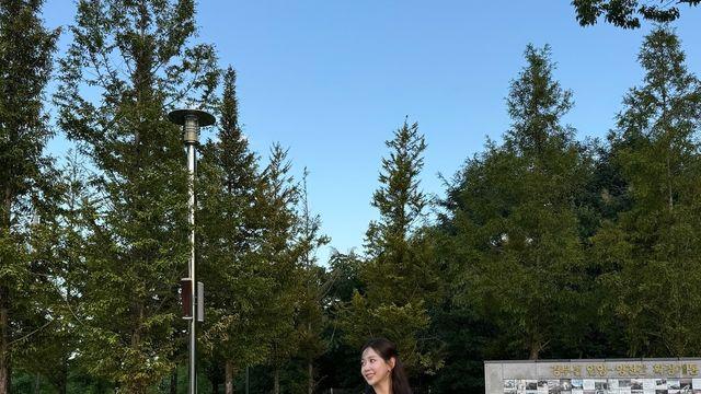 ‘넘버원’ 무대 여신 강예슬의 가을 하이틴 룩... 옐로우 투피스로 완성한 청량 발랄 매력