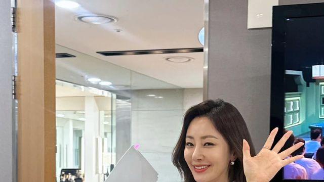 오나라, 티지 프린트 셔츠와 네이비 플리츠 스커트... 실패 없는 오피스룩 스타일링