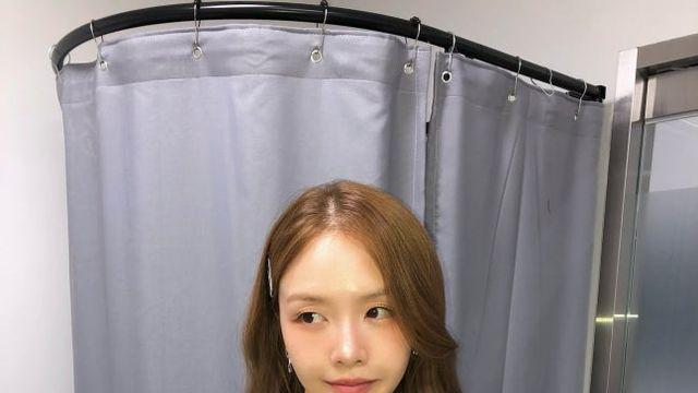 방민아, 데님 여신의 미소…결혼 앞두고 뷰티 공부 [AI 포토컷]