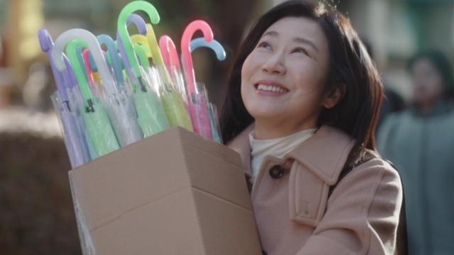 라미란, 자나 깨나 돈 벌 궁리…사무실 장사까지 나섰다