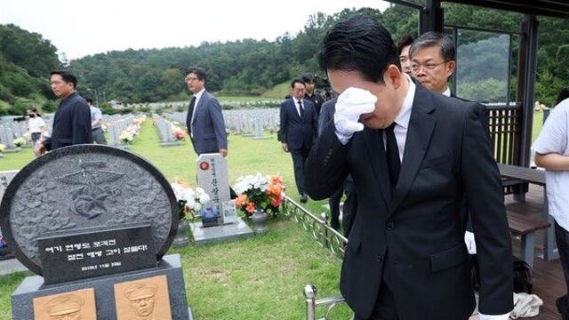 대전현충원 간 장동혁 대표, 천안함·연평도·채상병  묘역에 헌화… 