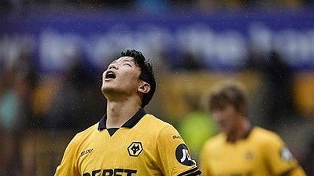 황희찬 또 놓쳤네, 선발 출전에도 '침묵'… 울버햄프턴, 에버턴 2-0 완파→카라바오컵 16강 진출