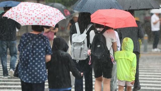 비는 지긋지긋한데…최대 불꽃축제 열리는 주말 날씨, 다소 어려운 '소식' 전해졌다