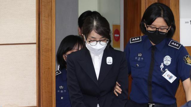 '영부인 첫구속' 김건희 재판 참석...정장차림·수용번호 4398번
