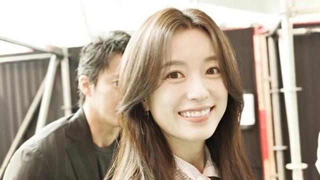 한효주, 꽃다발 들고 활짝…여전히 예쁘네