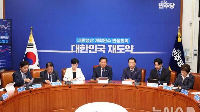 與 “윤석열·권성동, 특검 불출석…내란 수괴·동조범 난형난제”
