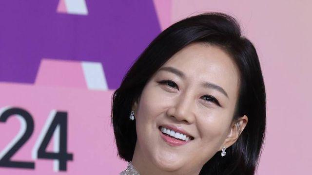 [단독] 장윤정, 단독 MC로 컴백...치매 가족 위로한다