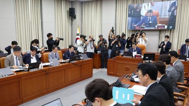 여야, 운영위서 ‘김현지 비서관 증인 공방’…”총무비서관 30년간 출석” “비서실장 출석”