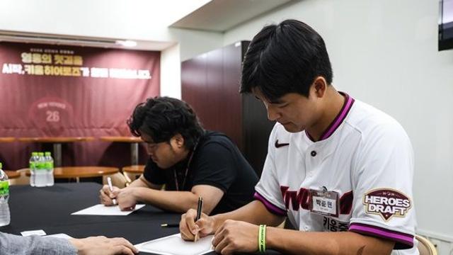 '전체 1순위' 박준현, 키움과 7억원에 입단 계약 쾅! 