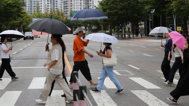 [오늘의 날씨] “출근길 우산 챙기세요”···전국에 천둥·번개 동반한 가을비