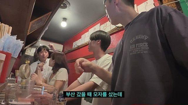한국에서 모자를 샀는데 사람들이 보고 웃었어요