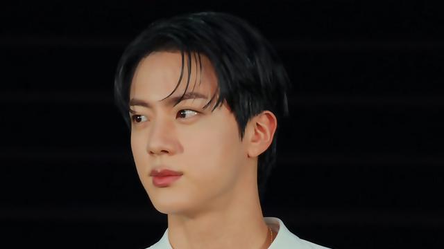 “얼굴이 경제학” 방탄소년단 진, 구찌 왕족의 밀라노 점령