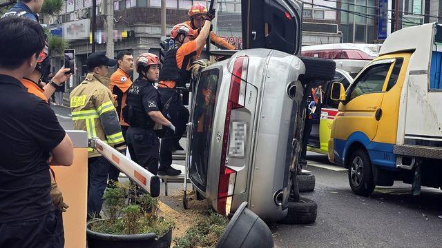 울산서 영업 중인 식당으로 승용차 돌진…인명피해 없어