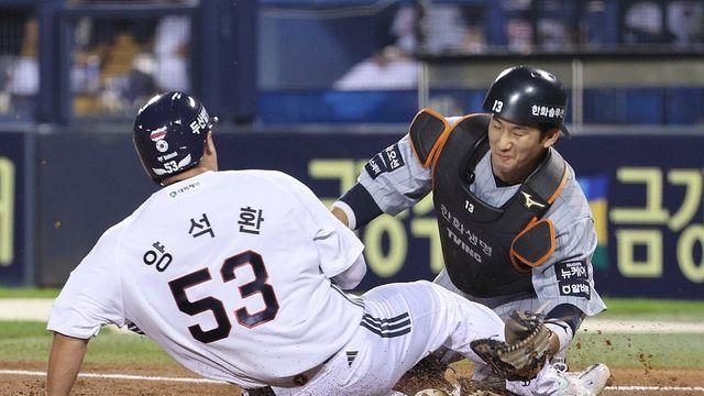 두산, 한화 우승 도전에 고춧가루…잭로그 8이닝 무실점